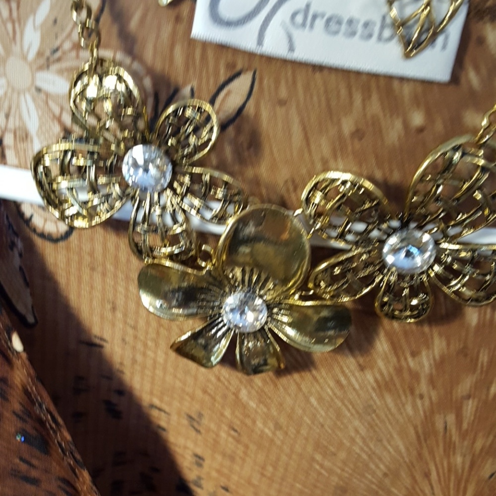 Necklace and earrings. - Picture 3 of 3
